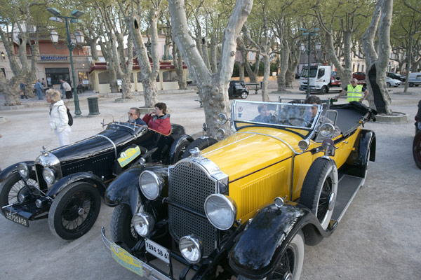 Image 1 - De belles anciennes dans la cité…