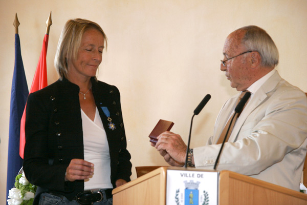 Image 1 - Isabelle Demongeot reçoit la médaille de la ville