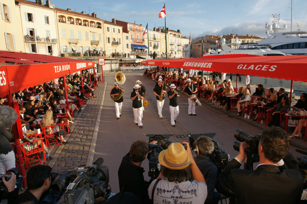 Image 1 - Défilé Chanel : Karl Lagerfeld enchante les quais du vieux port