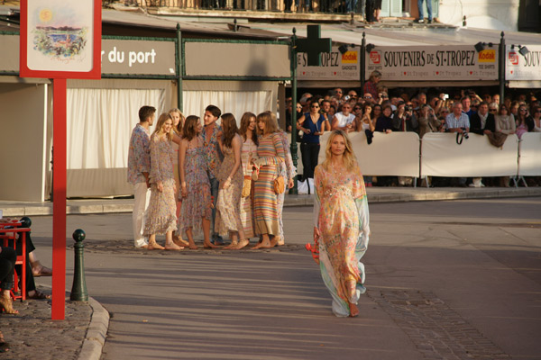 Image 1 - Défilé Chanel : Karl Lagerfeld enchante les quais du vieux port