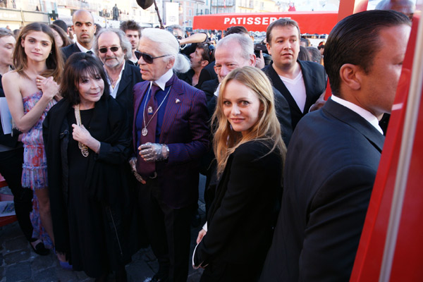 Image 1 - Défilé Chanel : Karl Lagerfeld enchante les quais du vieux port