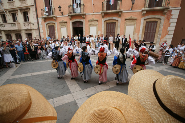 Image 1 - La fête folklorique des Bravades au rythme des danses provençales