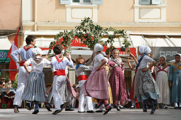 Image 1 - La fête folklorique des Bravades au rythme des danses provençales