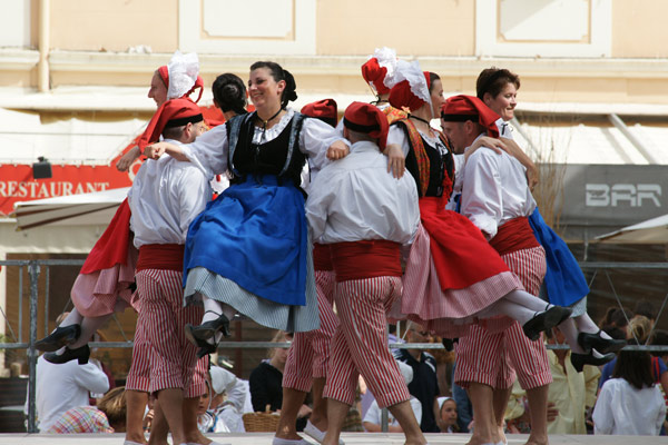 Image 1 - La fête folklorique des Bravades au rythme des danses provençales