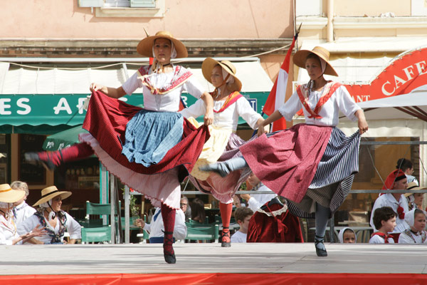 Image 1 - La fête folklorique des Bravades au rythme des danses provençales