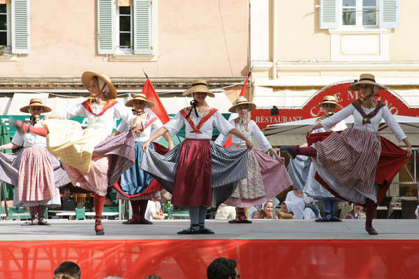 Image 1 - La fête folklorique des Bravades au rythme des danses provençales