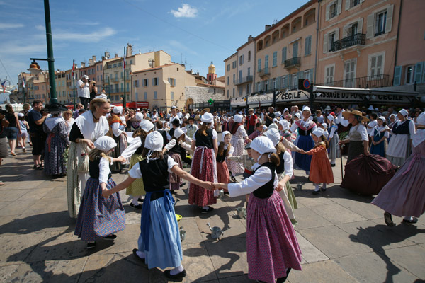 Image 1 - Traditions : le «jeune âge» aime la danse