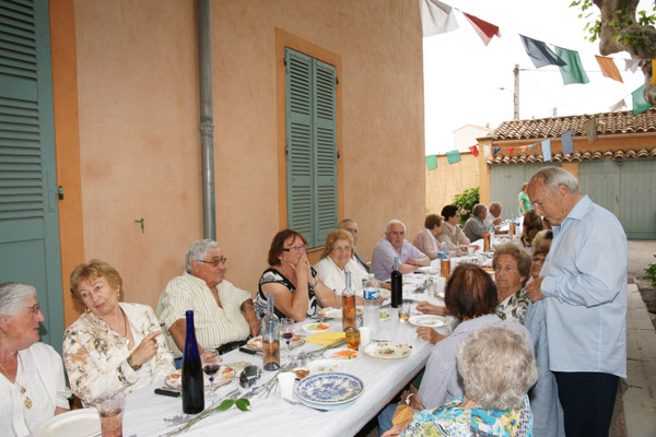 Image 1 - Un aïoli géant à la maison de retraite