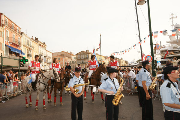 Image 1 - Les joueurs de polo paradent sur le port