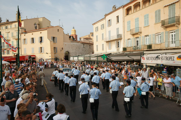 Image 1 - Les joueurs de polo paradent sur le port