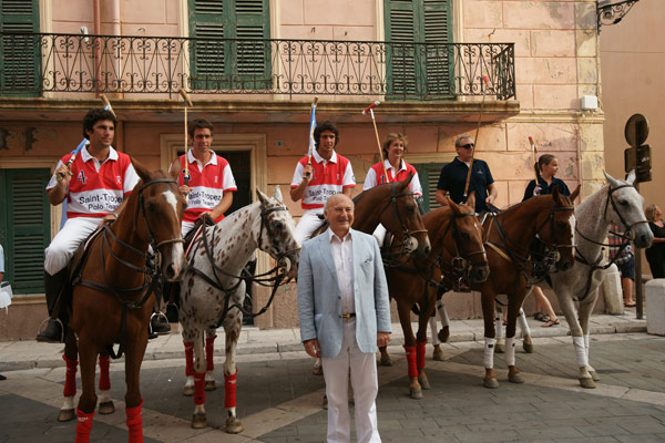 Image 1 - Les joueurs de polo paradent sur le port