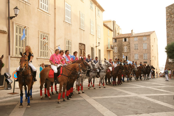 Image 1 - Les joueurs de polo paradent sur le port