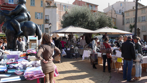 Image 1 - Foule et bonnes affaires à la grande braderie