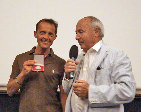 Image 1 - Patrick Michel reçoit la médaille de la ville