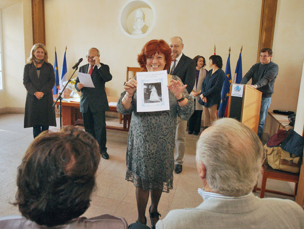 Andrée Anselmi remet son diplôme à M. et Mme Bertolotto