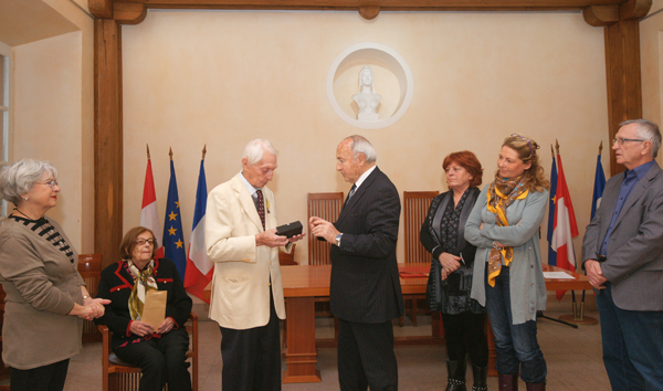 Paul Vermiglio reçoit de Jean-Pierre Tuveri, Maire de Saint-Tropez, la parure de stylos, cadeau de la ville.