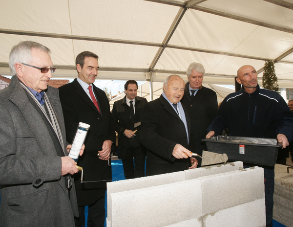 Jean-Pierre Tuveri, maire de Saint-Tropez, et Guy Nafilyan, pdg de Kaufman and Broad, ont symboliquement posé la première pierre des 125 nouveaux logements