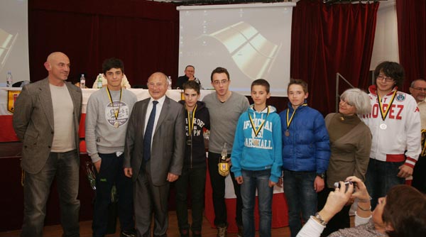 L'équipe de l'USH hand de moins de 14 ans, championne du Var 2012, récompensée par le maire et Mme Serdjenian, adjointe à la communication.