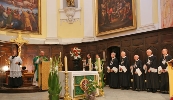La messe célébrée par Mgr Hayes en présence des Chevaliers de Malte en habit de chœur