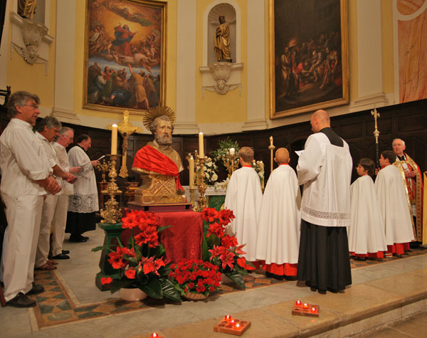 Le jour de la Saint-Pierre, les festivités commencent par une cérémonie en l'église paroissiale.