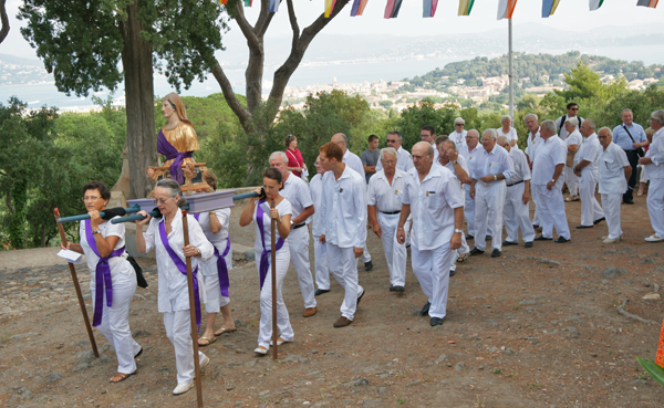 Saint-Patronne des marins et des pêcheurs, Sainte-Anne est fêtée avec ferveur chaque 26 juillet à Saint-Tropez. 
