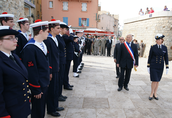 Dépose de gerbe aux victimes de la seconde guerre mondiale.