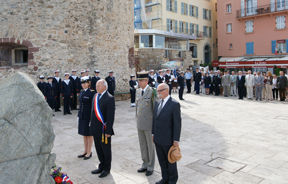 Dépose de gerbe aux victimes de la seconde guerre mondiale.