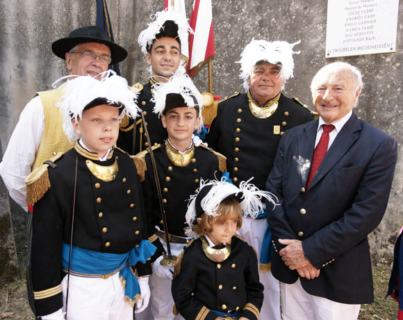 Le maire Jean-Pierre Tuveri et le 1er adjoint Claude Bérard (é  droite, en tenue de provençal) entourent lâ€™état-major de la Bravade 2014 : le capitaine de ville René Rocchietta, le major Jean-Rémi Rocchietta, lâ€™enseigne Loïc Amann, le major de lâ€™enseigne Tom Folco et le petit Andy Ribbe, choisi cette année pour embrasser Saint-Tropez