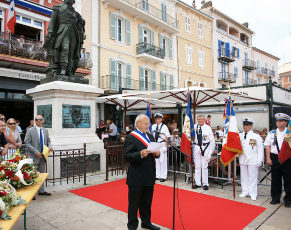 Allocution du maire Jean-Pierre Tuveri au pied de la statue du Bailli de Suffren.