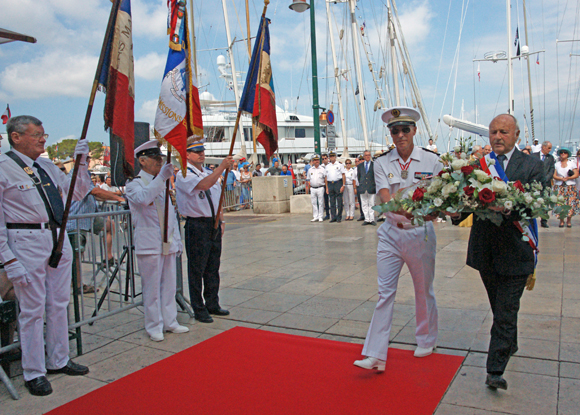 Dépôt de gerbe par le capitaine de vaisseau Coppin et le maire de Saint-Tropez.