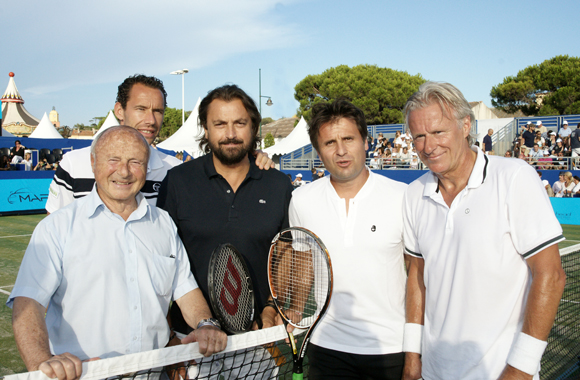 Llodra, Pioline, Santoro et Borg entourent le maire Jean-Pierre Tuveri.