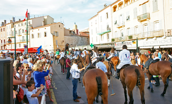 Image 2 - Le polo défile en ville