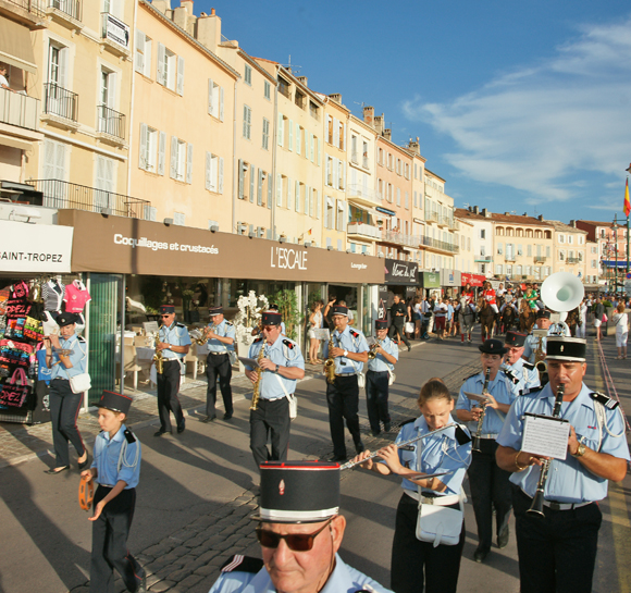 Image 3 - Le polo défile en ville