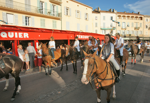 Image 4 - Le polo défile en ville