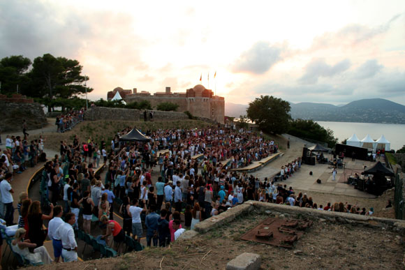 Image 2 - 30 seconds to Mars en concert acoustique à la citadelle !