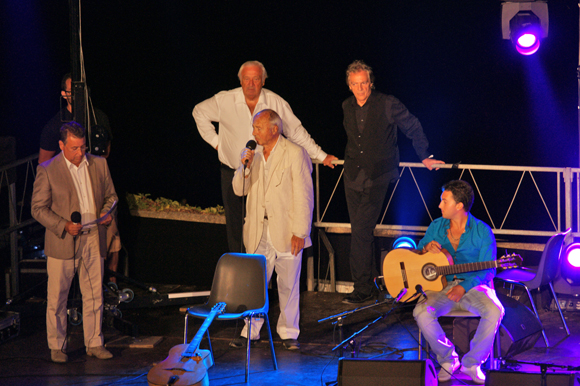 Le maire Jean-Pierre Tuveri, entouré de Claude Maniscalco, Marcel Campion et Patrick Dutertre, le présentateur, a inauguré la soirée offerte par la ville et Saint-Tropez Tourisme.