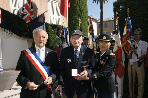 Le maire Jean-Pierre Tuveri a remis la médaille dâ€™or de la ville à Michaël Halik, soldat de la 3e division dâ€™infanterie US qui a sauté sur une mine en débarquant sur la plage de Pampelonne le 15 août 1944.