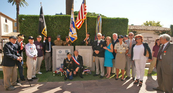 Les vétérans américains posent avec les élus tropéziens devant la plaque, inaugurée en 2009, rendant hommage aux soldats de la 3e Division d'Infanterie US qui ont libéré Saint-Tropez.