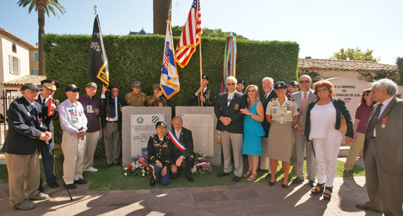 Les vétérans américains posent avec les élus tropéziens devant la plaque, inaugurée en 2009, rendant hommage aux soldats de la 3e Division dâ€™Infanterie US qui ont libéré Saint-Tropez.