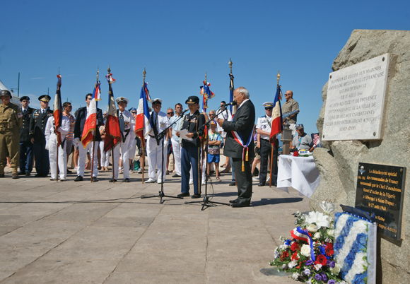 Hommage aux péris en mer, en particulier les 16 parachutistes américains qui se sont noyés dans les eaux du golfe le 15 août 1944, devant la stèle des Marines alliées.