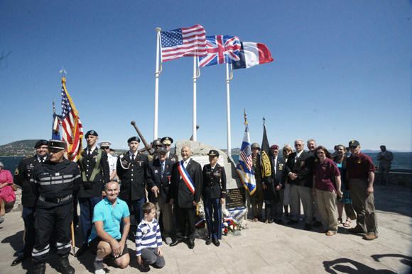 Hommage aux péris en mer, en particulier les 16 parachutistes américains qui se sont noyés dans les eaux du golfe le 15 août 1944, devant la stèle des Marines alliées.