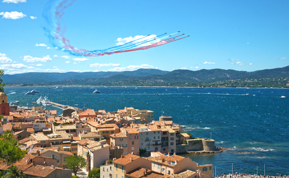 La célèbre Patrouille de France survole Saint-Tropez.