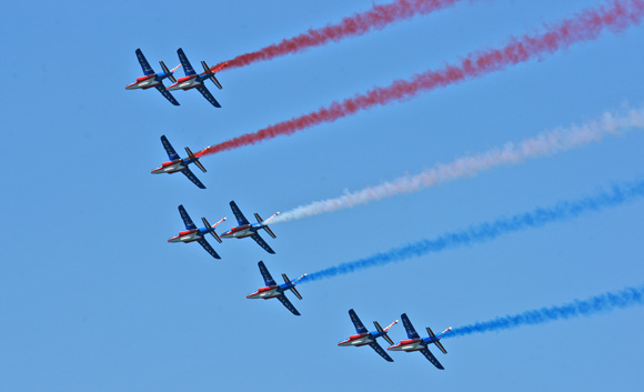 La célèbre Patrouille de France survole Saint-Tropez.