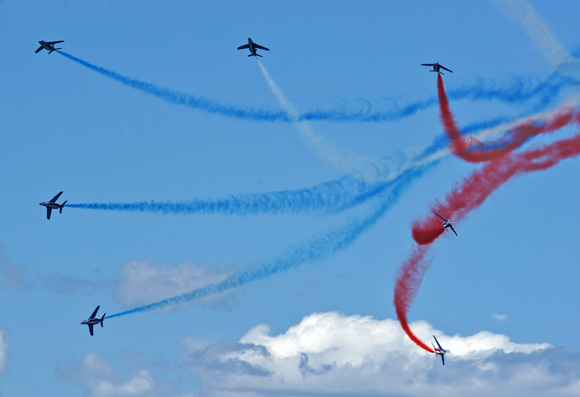 La célèbre Patrouille de France survole Saint-Tropez.