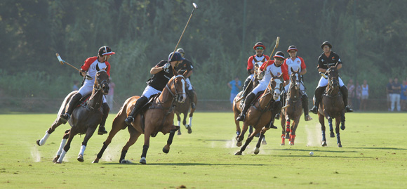 Image 6 - L’International Polo Cup défile sur le port