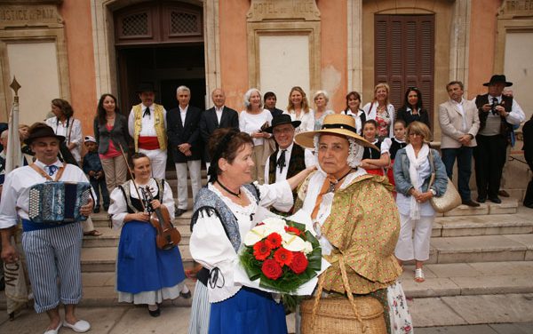 La fête folklorique des Bravades 2010 au rythme des danses provençales