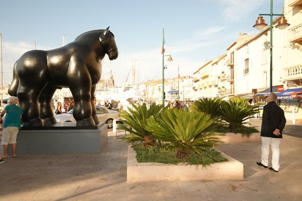 Quand Fernando Botero admire son œuvre…