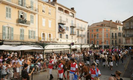 Les joueurs de polo paradent sur le port