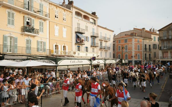 Les joueurs de polo paradent sur le port