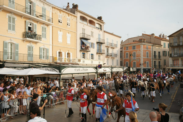 Les joueurs de polo paradent sur le port